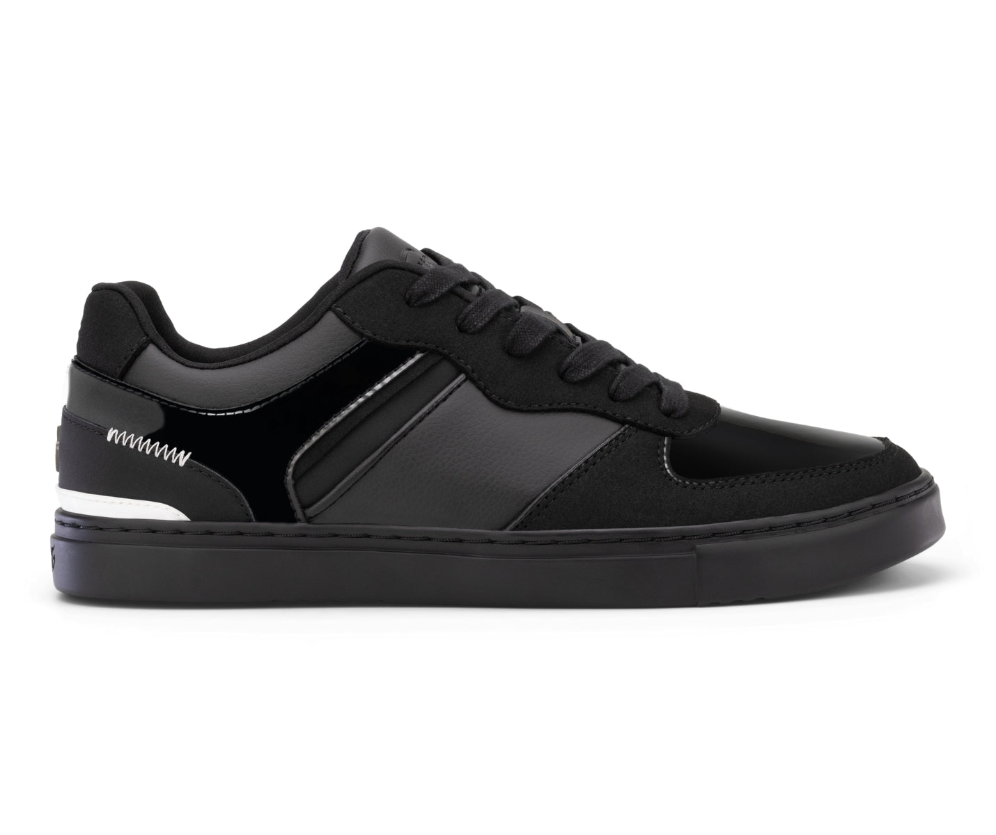 Schwarze Fuego Low-Top-Tanz-Sneakers x Derek Hough von Fuego Dance Shoes mit Schnürung und weißer Fersennaht, Seitenansicht.